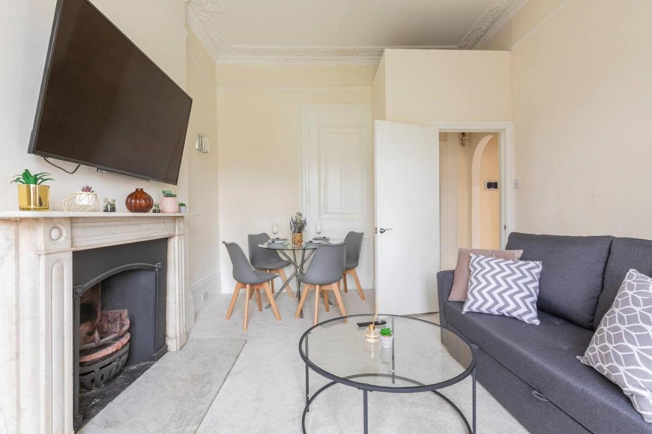 Appartamento Cozy Flat In The Heart Of Londra Esterno foto