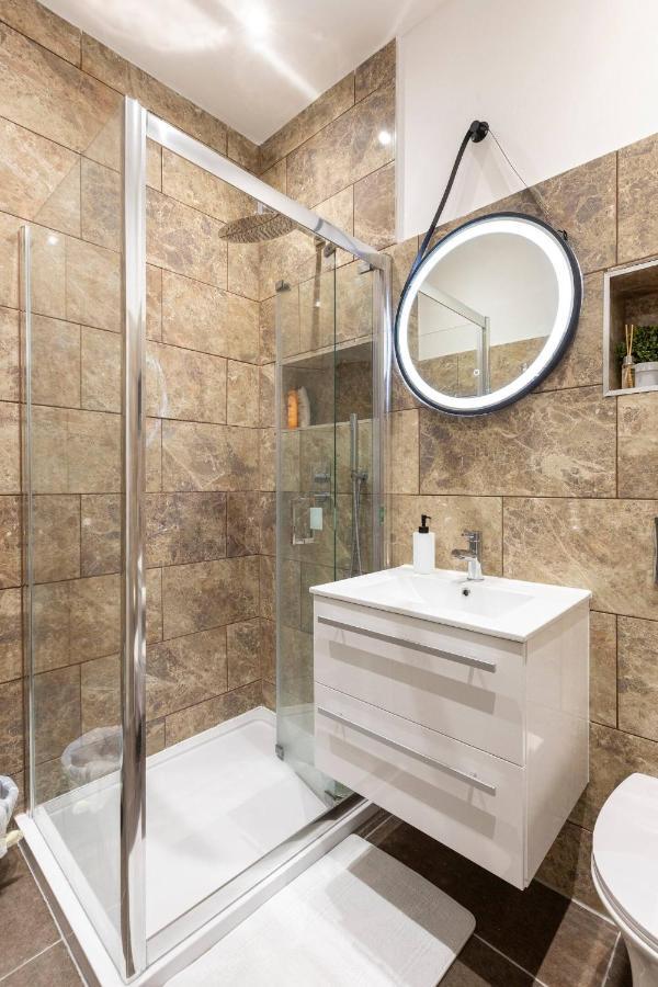 Appartamento Cozy Flat In The Heart Of Londra Esterno foto